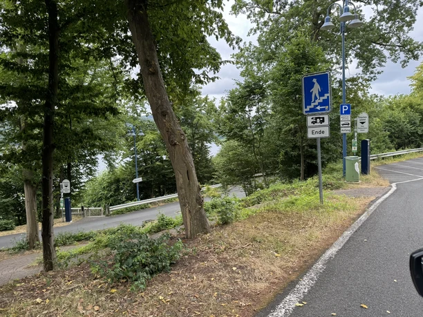 Weg zur Fußgängerbrücke