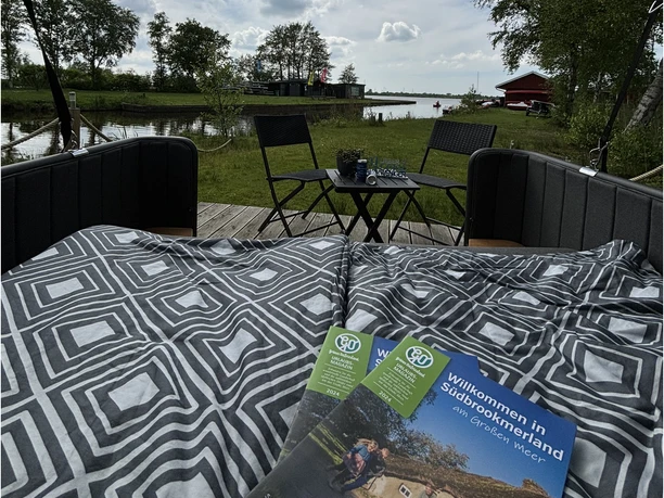 Schalfstrandkorb Blick aufs Meer Schlafstrandkorb mit geöffnetem Verdeck am Großen Meer. Erlebnisübernachtungen unter dem Sternenhimmel mit Blick aufs Meer.