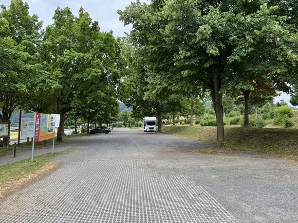 Parkplatz Sperrmauer Westseite