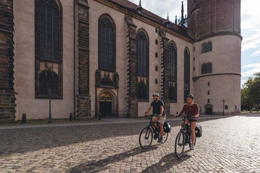 Elberadweg an der Schlosskirche in Lutherstadt Wittenberg mit der berühmten Thesentür