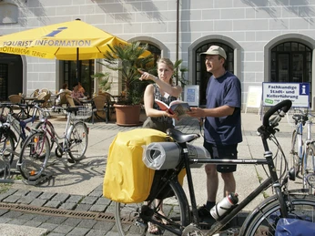 Beratung eines Radlers vor der Tourist-Information auf dem Marktplatz in Torgau