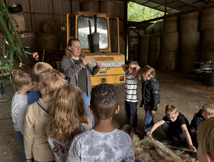 Wie Wolle gesäubert wird, erklärt Verena.JPEG