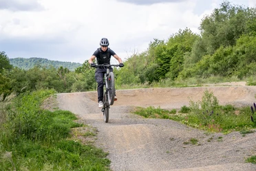2025-05-23_Niedenstein_Pumptrack_Fahrer_ccbyStadtNiedenstein-Blafield