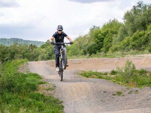 2025-05-23_Niedenstein_Pumptrack_Fahrer_ccbyStadtNiedenstein-Blafield
