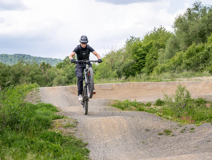 2025-05-23_Niedenstein_Pumptrack_Fahrer_ccbyStadtNiedenstein-Blafield