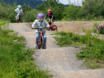 2025-05-23_Niedenstein_Pumptrack_Kinder_ccbyStadtNiedenstein-Blafield