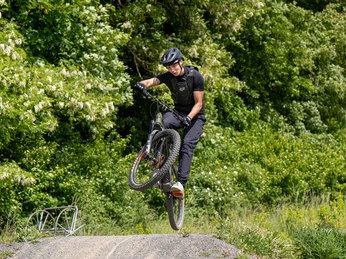 2025-05-23_Niedenstein_Pumptrack_Sprung_ccbyStadtNiedenstein-Blafield