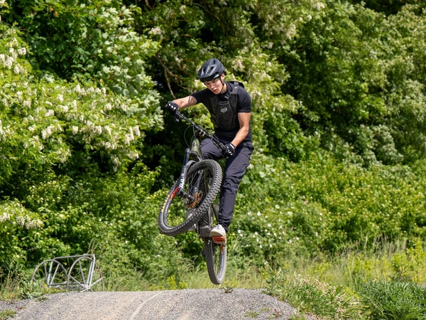2025-05-23_Niedenstein_Pumptrack_Sprung_ccbyStadtNiedenstein-Blafield