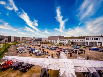 motorworld-koeln-fair-cr-motorworld-kay-uwe-fischer.jpg Der lebhafte Vorplatz von der Motorworld Köln, geschmückt mit zahlreichen hochwertigen Oldtimern und Besuchern, die sich bei klarem Himmel zwischen den Autos tummeln.The lively forecourt of Motorworld Köln, adorned with numerous high-quality classic cars and visitors cavorting among the cars under clear skies.