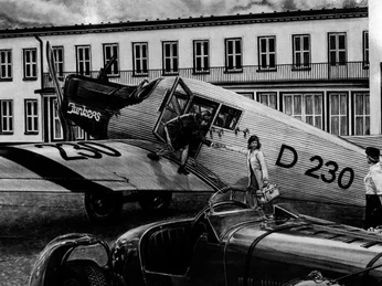 Historical view of Butzweiler Hof Airport Cologne Ein historisches Flugzeug, eine Junkers Ju 52, steht vor einem alten Flughafengebäude.A historic airplane, a Junkers Ju 52, stands in front of an old airport building.