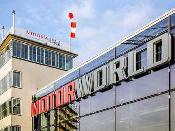 Tower und Michael Schumacher Halle der Motorworld Köln Der moderne Glaspavillon der Motorworld Köln ist zu sehen, daneben der dazugehörige Tower.The modern glass pavilion of Motorworld Köln can be seen, with the tower next to it.