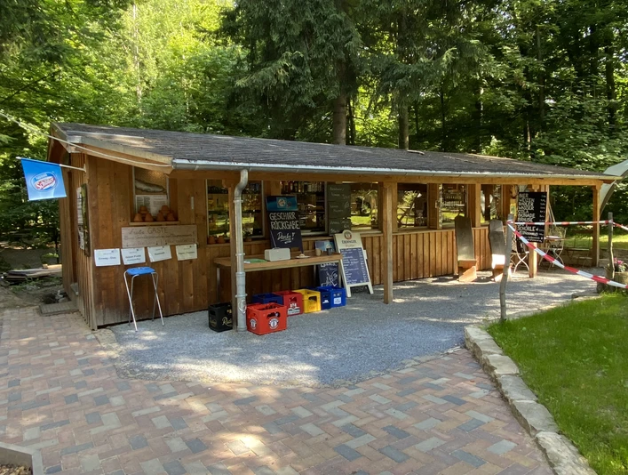 Bergwirtschaft Steinerner Tisch Biergarten Ein ländlicher Biergarten mit Holzhütte im Wald, Biertische und -bänke laden zum Verweilen ein.A rustic beer garden with a wooden hut in the forest, beer tables and benches invite you to linger.Rustikální pivní zahrádka s dřevěnou chatou v lese, pivními stoly a lavicemi láká k posezení.Rustykalny ogródek piwny z drewnianą chatą w lesie, stołami piwnymi i ławkami zachęca do odpoczynku.Een rustieke biertuin met een houten hut in het bos, biertafels en banken nodigen je uit om te blijven hangen.Una birreria rustica con una capanna di legno nel bosco, tavoli da birra e panche invitano a soffermarsi.