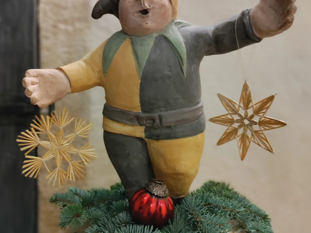 Kinderadventsführung mit Christbaumkugel_Schloss Rochlitz.jpg Adventsführung Schloss RochlitzAdvent tour of Rochlitz CastleAdventní prohlídka zámku RochlitzWycieczka adwentowa do zamku RochlitzAdventrondleiding op kasteel RochlitzVisita d'Avvento al Castello di Rochlitz