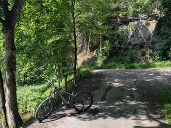 Kirnitzsch-Radweg mit Kirnitzsch am Quasengrund