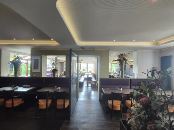 ce5e665c-99a8-49d2-a4d0-b7b0c5c87544-1_all_9569.jpg Ein modernes Restaurant mit geschmackvoller Inneneinrichtung und großen Fenstern für viel Tageslicht.