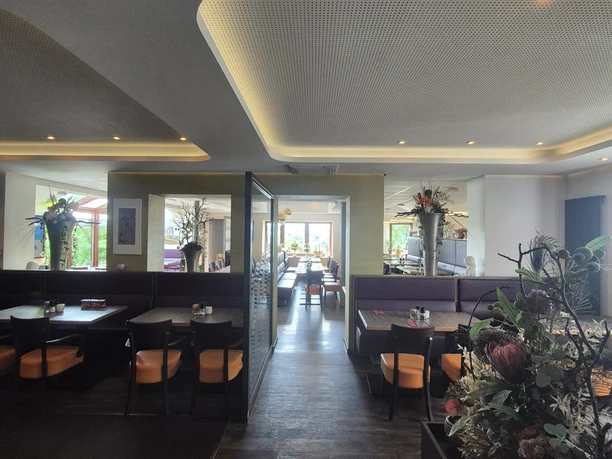 ce5e665c-99a8-49d2-a4d0-b7b0c5c87544-1_all_9569.jpg Ein modernes Restaurant mit geschmackvoller Inneneinrichtung und großen Fenstern für viel Tageslicht.