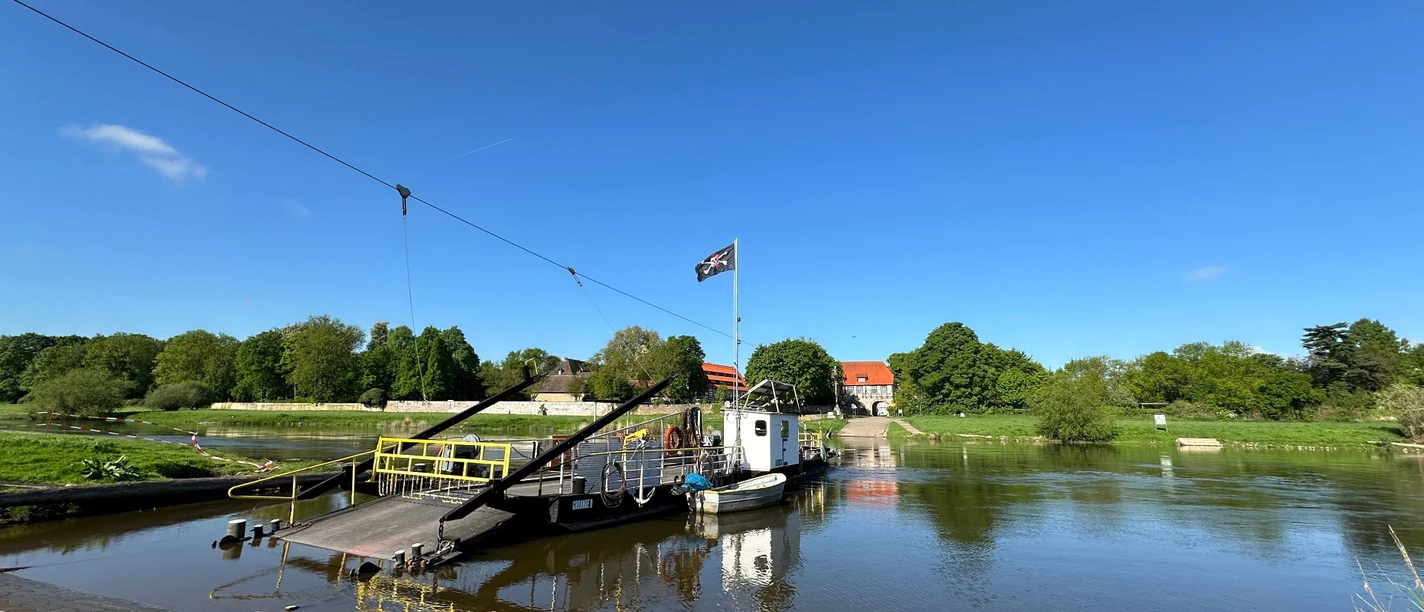Grohnder-Fähre Anleger am Grohnder Fährhaus Grohnder-Fähre Anleger am Grohnder Fährhaus