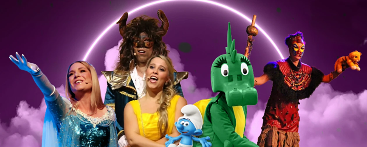 HakunaMatata 1.jpg Eine Gruppe von Bühnenfiguren in fantasievollen Kostümen vor einem lila Hintergrund mit Lichtbogen.