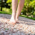 Füße im Kiesfeld