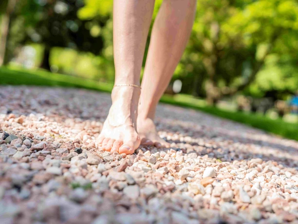 Füße im Kiesfeld