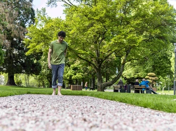 Barfußpfad - Laufen auf dem Kiesfeld