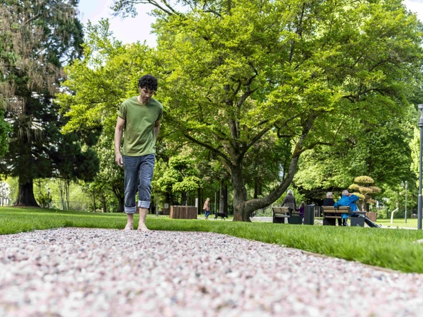 Barfußpfad - Laufen auf dem Kiesfeld