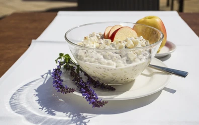Apfelmüslie Auf dem Tisch steht eine Schüssel mit Apfelmüsli.