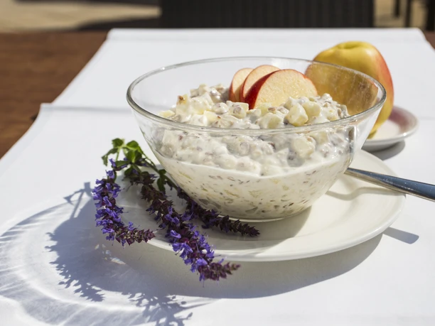 Apfelmüslie Auf dem Tisch steht eine Schüssel mit Apfelmüsli.