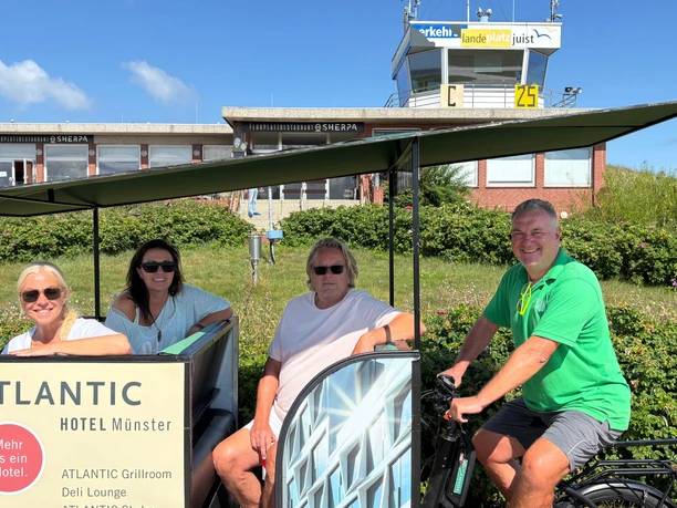 Fahrradrikscha auf Juist Leezen Heroes (4).JPG Fahrradrikscha auf Juist Leezen Heroes