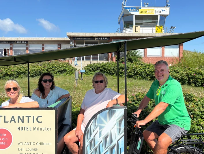 Fahrradrikscha auf Juist Leezen Heroes (4).JPG Fahrradrikscha auf Juist Leezen Heroes