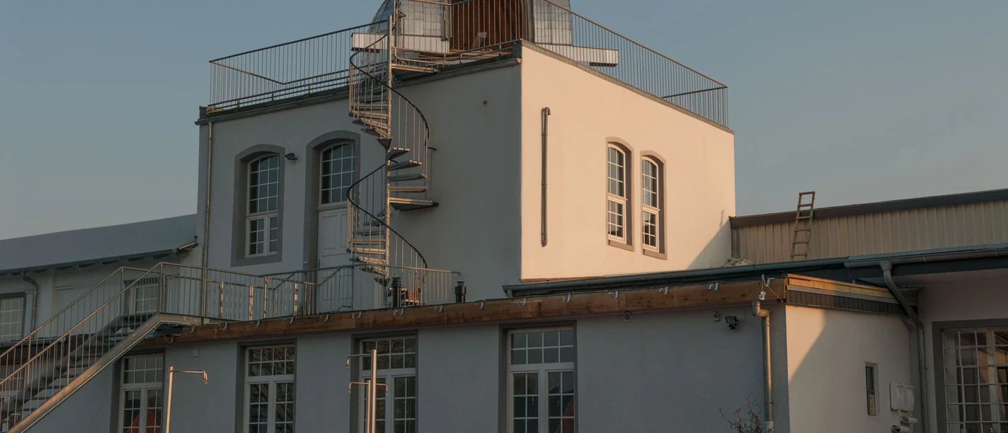 Sternwarte Papenburg.jpg Helles Gebäude mit Rundkuppel und Wendeltreppe, Sitz der Sternwarte Papenburg bei Sonnenuntergang.