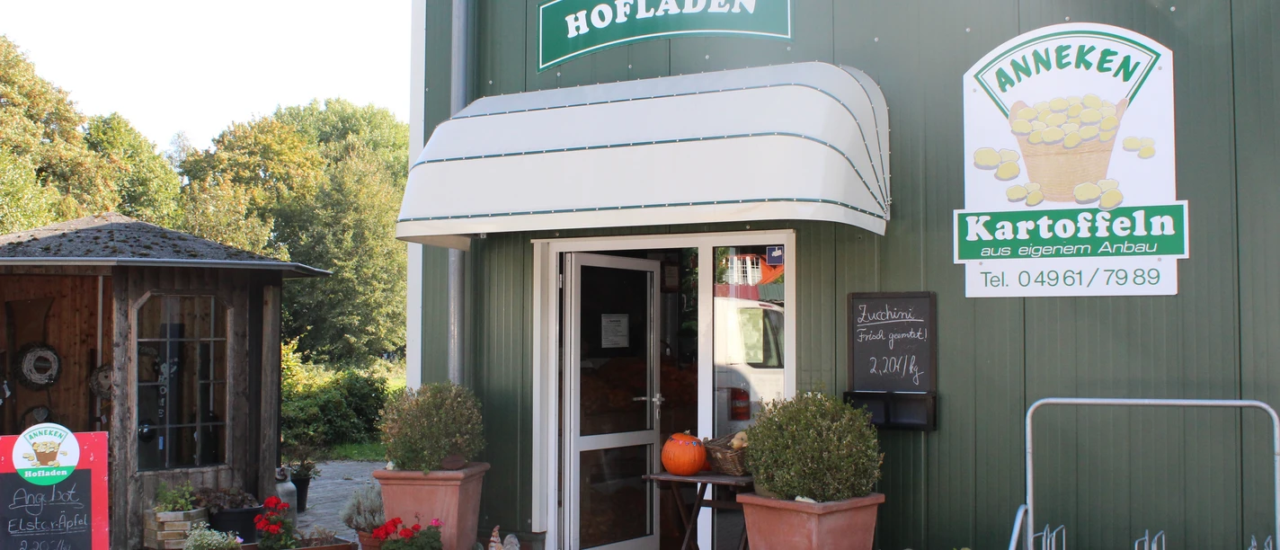 Hofladen Anneken in Papenburg ©Emsland Tourismus GmbH (4).jpg Eingang des Hofladens Anneken mit Kürbissen, Blumen und Schildern für regionale Produkte.