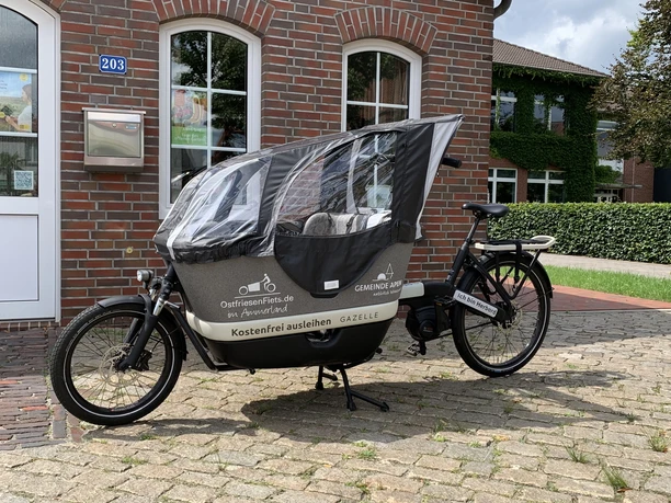 Lastenrad Herbord Ein Lastenrad, platziert auf einem gepflasterten Platz vor der Apen-Touristik