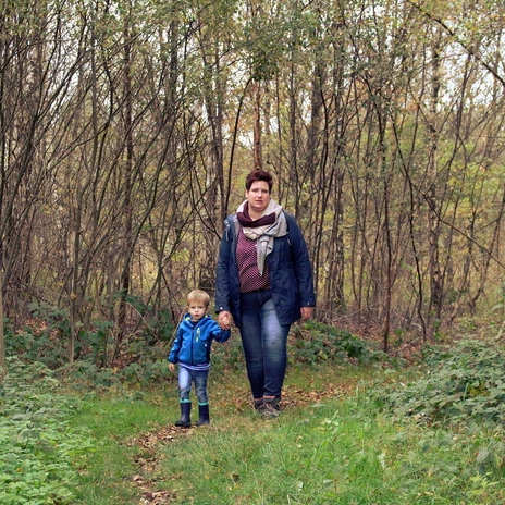 Walderlebnispfad Fullener Wald bei Meppen - Herbstspaziergang einer Familie ©Naturpark Moor-Veenland (37).jpg Frau und Kind spazieren im herbstlichen Fullener Wald auf einem schmalen, grünen Waldpfad.
