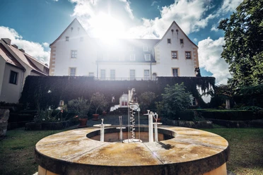 Blick vom Garten zum Gebäude der ehemaligen kurfürstlichen Kanzlei