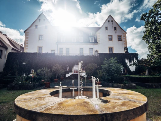 Blick vom Garten zum Gebäude der ehemaligen kurfürstlichen Kanzlei