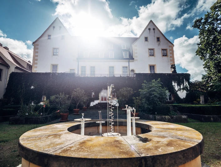 Blick vom Garten zum Gebäude der ehemaligen kurfürstlichen Kanzlei