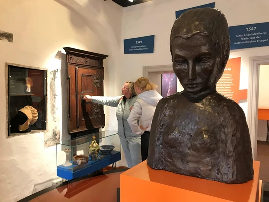 Besucher in der Katharina-Luther-Stube