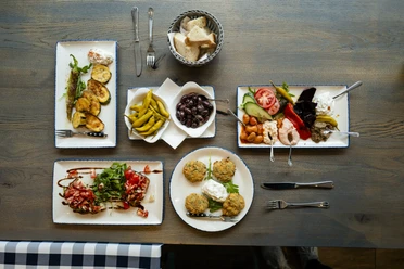 Genusstour_gedeckter_Tisch gedeckter Tisch mit Essen