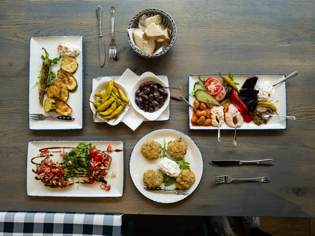 Genusstour_gedeckter_Tisch gedeckter Tisch mit Essen