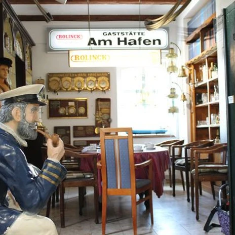 UnterhaltsameTourenMitLerneffekt2.jpg Innenraum einer maritim dekorierten Gaststätte mit Schiffsfiguren, alten Schildern und Holzmöbeln
