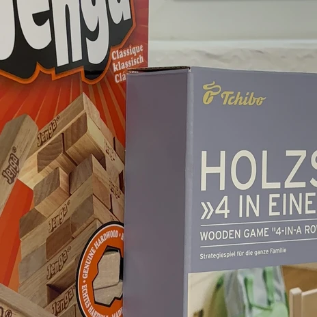 WasserheldenEmsland10.jpg Zwei Gesellschaftsspiele, Jenga und ein Holzspiel „4 in einer Reihe“, stehen nebeneinander im Regal.