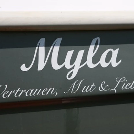 WasserheldenEmsland16.jpg Bootsrumpf mit dem Namen Myla und dem Schriftzug Vertrauen, Mut und Liebe in weißer Kursivschrift.