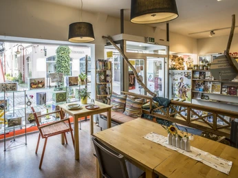 Sortiment und Bistroecke von Querbeet Auszug des Sortiments und Bistroecke von Querbeet