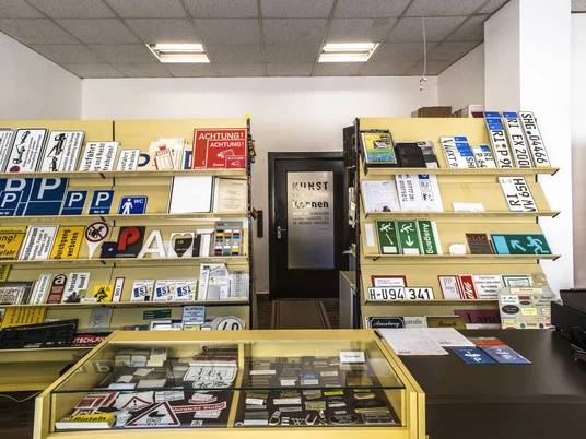 Innenansicht von Schilder aller Art Weitwinkel-Innenansicht von Schilder aller Art