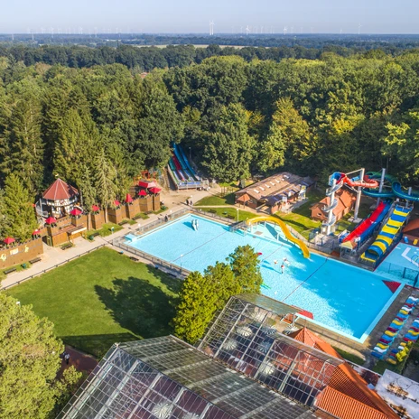 Das Emsland von oben – Ferienzentrum Schloss Dankern in Haren (Ems) ©Emsland Tourismus GmbH (4).jpg Luftaufnahme des Ferienzentrums Schloss Dankern mit Freibad, Rutschen und Spielbereichen im Grünen.