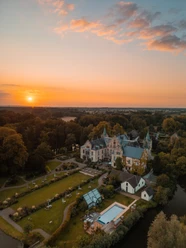 bad-essen-ippenburg-CC0-copyright-TOL-foto-erik-schroeter (1).jpg Schloss und Gartenlandschaft bei Sonnenuntergang im pastellfarbenen Abendhimmel.