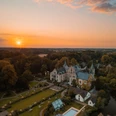 bad-essen-ippenburg-CC0-copyright-TOL-foto-erik-schroeter (1).jpg Schloss und Gartenlandschaft bei Sonnenuntergang im pastellfarbenen Abendhimmel.