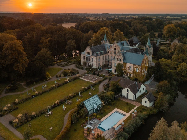 bad-essen-ippenburg-CC0-copyright-TOL-foto-erik-schroeter (1).jpg Schloss und Gartenlandschaft bei Sonnenuntergang im pastellfarbenen Abendhimmel.