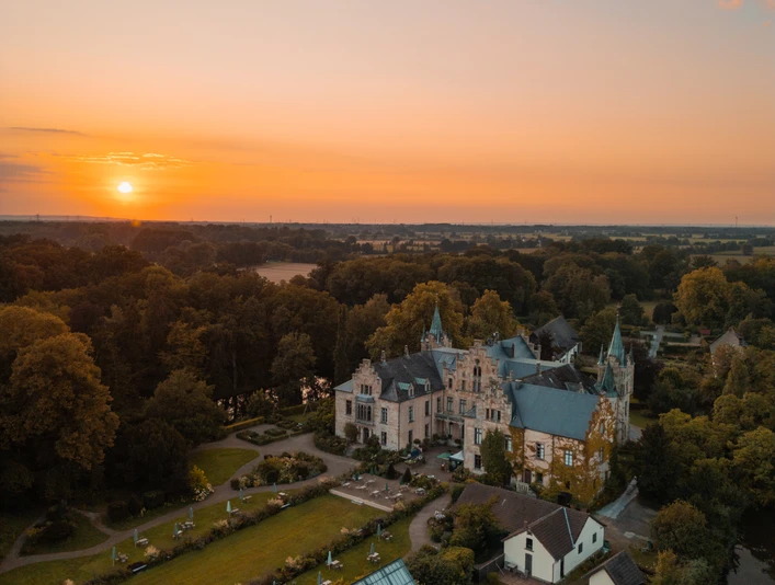 bad-essen-ippenburg-CC0-copyright-TOL-foto-erik-schroeter (1).jpg Schloss und Gartenlandschaft bei Sonnenuntergang im pastellfarbenen Abendhimmel.